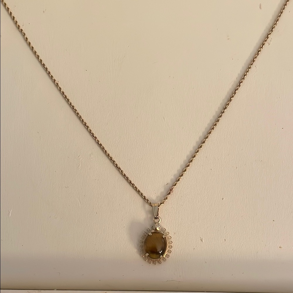 Elegant Gold Pendant Necklace